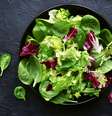 Uma bela salada de folhas verdes turbinam a refeição  Foto: Lilechka75 / iStock
