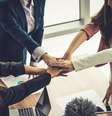 Em todos os campos de atuação e âmbitos sociais, as mulheres lutam contra preconceitos e discriminações de gênero.  Foto: Shutterstock / Purepeople