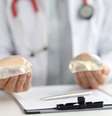 É necessário que o paciente tenha uma boa preparação psicológica para encarar a mudança da própria imagem após a cirurgia  Foto: megaflopp | Shutterstock / Portal EdiCase