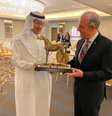 Bento Albuquerque recebe escultura de cavalo das mãos de bin Salman Al Saud  Foto: Ministério de Minas e Energia 