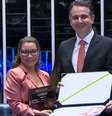 Janja recebe prêmio no Senado   Foto: Reprodução/Senado 