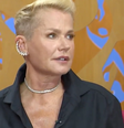 Prestes a completar 60 anos, Xuxa dispara: "Não precisa me dizer que estou velha porque eu sei!"  Foto: Reprodução/GNT / Manequim