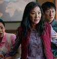 Michelle Yeoh em "Tudo em todo lugar ao mesmo tempo", ladeada por Stephanie Hsu e Ke Huy Quan  Foto: DW / Deutsche Welle