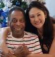 Pelé posa ao lado da esposa, cumprimenta seguidores e diz estar vivendo 'momentos de amor'.  Foto: Reprodução/Instagram Pelé / Estadão
