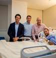 Notre Parisien Neymar en compagnie des professeurs Rodrigo Lasmar, Pieter D’Hooghe et James Calder.  Foto: Twitter/Paris Saint-Germain / Estadão