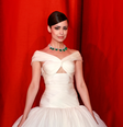 Sofia Carson no red carpet do Oscar 2023.  Foto: Getty Images / Purepeople