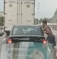 Assaltante correu até veículo e roubou pertence pela janela do carro  Foto: Reprodução / Twitter