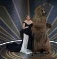Elizabeth Banks e o urso de Cocaine Bear no palco do Oscar   Foto: Carlos Barria
