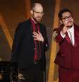 Daniel Kwan e Daniel Scheinert celebram o Oscar de melhor direção para Tudo Em Todo Lugar Ao Mesmo Tempo  Foto: Carlos Barria