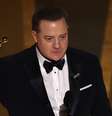 Brendan Fraser se emociona ao receber o Oscar de melhor ator por A Baleia   Foto: Carlos Barria