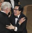 Ke Huy Quan se emociona ao ser recebido no palco por Harrison Ford  Foto: Carlos Barria/Reuters