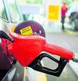 Preço médio do litro da gasolina foi de R$ 5,88 na primeira quinzena de março  Foto: Tiago Queiroz/Estadão / Estadão