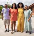 A diretora do instituto Marielle, Lígia Batista, (de amarelo), recebe pai, filha e mãe da vereadora  Foto: Arquivo pessoal