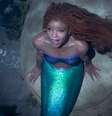 Halle Bailey como Ariel em cena de A Pequena Sereia.  Foto: Adoro Cinema