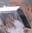 Guimê se declarou e beijou foto com Lexa após importunação  Foto: Reprodução/Globoplay