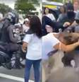 Mulher leva vários socos após dar tapa em capacete de PM em Natal (RN)  Foto: Reprodução/O Globo