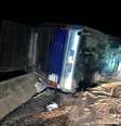 Ônibus tombou após motorista perder o controle em curva em rodovia de SP  Foto: Divulgação/PRF