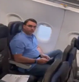 Em voo, homem questiona Flávio Bolsonaro sobre joias e preço da picanha  Foto: Reprodução