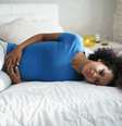 Ter muita cólica forte não é normal! Saiba se é endometriose -  Foto: Shutterstock / Saúde em Dia