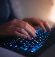Especialistas que investigaram o iEarn Bot dizem que pode ser um dos maiores escândalos de moedas virtuais de todos os tempos  Foto: Getty Images / BBC News Brasil