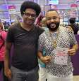 Escritor Wesley Batista vende seus livros para anônimos e famosos, com Dudu Nobre, na Expo Favela  Foto: Divulgação
