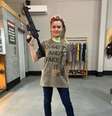 Deputada Júlia Zanatta (PL-SC) postou foto armada e vestindo uma camiseta que faz alusão a violência contra o presidente Lula, com a imagem de uma mão de quatro dedos alvejada por três tiros  Foto: Twitter/@apropriajulia/Reprodução / Estadão