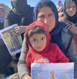 Yazidi women in Iraq by a suspected mass grave site  Foto: BBC News Brasil