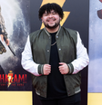 Rico Rodriguez na première de Shazam! Fúria dos Deuses em Los Angeles..  Foto: Adoro Cinema