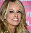 Stormy Daniels, estrela pornô, está no centro do processo que envolde o ex  Foto: presidente Donald Trump ( Robyn Beck/AFP) / Perfil Brasil