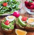 Alimentação e exercícios físicos estão conectados e precisam de atenção   Foto: Drbouz / iStock