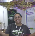 Samantha Alves mostra produtos de decoração feitos com flores recicladas  Foto: Visão do Corre