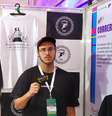 Vitor criou a marca de camisetas “Correrue” focada no estilo streetwear  Foto: Cleberson Santos/Agência Mural
