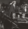 Presidente Juscelino Kubitschek desfila num Fusca conversível  Foto: VW / Guia do Carro