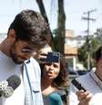 Cara de Sapato chegou cabisbaixo na Delegacia de Atendimento à Mulher, no Rio de Janeiro.  Foto: Lance!