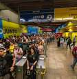 Usuários caminham na transferência entre a linha 1-Azul do metrô e a CPTM, onde os trens fazem ligação com a zona leste de São Paulo.  Foto: TABA BENEDICTO / ESTADAO / Estadão