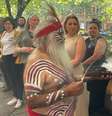 Homem kaurna realiza ritual para espectadores em Adelaide, Austrália  Foto: REUTERS/Jill Gralow