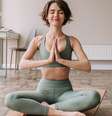 Algumas poses de ioga podem ajudar a aliviar as cólicas menstruais -  Foto: Shutterstock / Alto Astral
