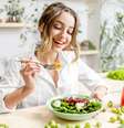 Alimentação interfere na produção de substâncias responsáveis pelo bom humor  Foto: RossHelen | Shutterstock / Portal EdiCase