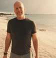 Bruce Willis em uma praia  Foto: Reprodução/ Instagram @demimoore