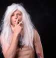 Como o cigarro pode ser prejudicial para seu cabelo?  Foto: iStock
