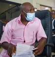 Rusesabagina, retratado como herói em um filme de Hollywood sobre o genocídio de 1994 em Ruanda, sentado em um tribunal em Quigali, Ruanda   Foto: REUTERS/Clement Uwiringiyimana