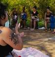 Nas rodas promovidas pelo Espaço Gaia, na favela de Itaoca, em São Gonçalo (RJ), mulheres são orientadas sobre gestação  Foto: Divulgação