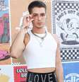 João Guilherme apostou em look com regata branca cropped e calça cintura alta para o Lollapalooza.  Foto: AGNews / Purepeople