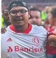 Homem com criança no colo invade campo para brigar no Beira-Rio  Foto: Reprodução