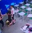 Vídeo mostra professora imobilizando aluno para salvar vítima de ataque em escola  Foto: Reprodução