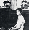 Foto mostra Dilma Rousseff sentada no banco dos réus do Tribunal Militar, em 1970, enquanto dois juízes militares, no plano ao fundo, escondem os rostos com as mãos  Foto: Aos Fatos