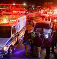Autoridades e bombeiros removem migrantes feridos, a maioria venezuelanos, do centro de detenção após incêndio  Foto: Reuters / BBC News Brasil
