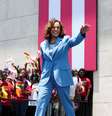 Kamala Harris acena ao chegar em evento em Acra, em Gana  Foto: Misper Apawu/Pool via REUTERS