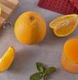 Laranjas e um copo com suco da fruta  Foto: Pixabay