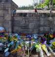 Memorial em frente a local do tiroteio na escola Covenant Presbyterian Church em Nashville  Foto: JUSTIN RENFROE/EPA-EFE/REX/Shutterstock / BBC News Brasil